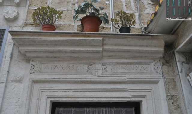 Frasi ospitali, religiose e anti invidia: i fregi in latino a Bari Vecchia